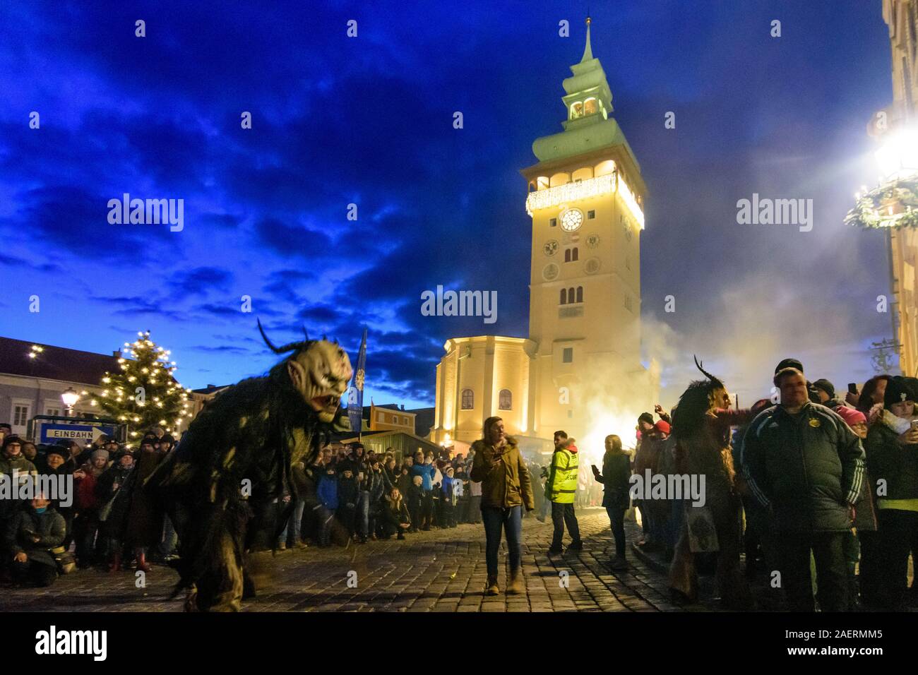 Retz: Perchtenlauf (Krampus laufen, Maske Prozession) mit Krampus auf dem Marktplatz vor dem Rathaus in Weinviertel, Niederösterreich, untere Austri Stockfoto