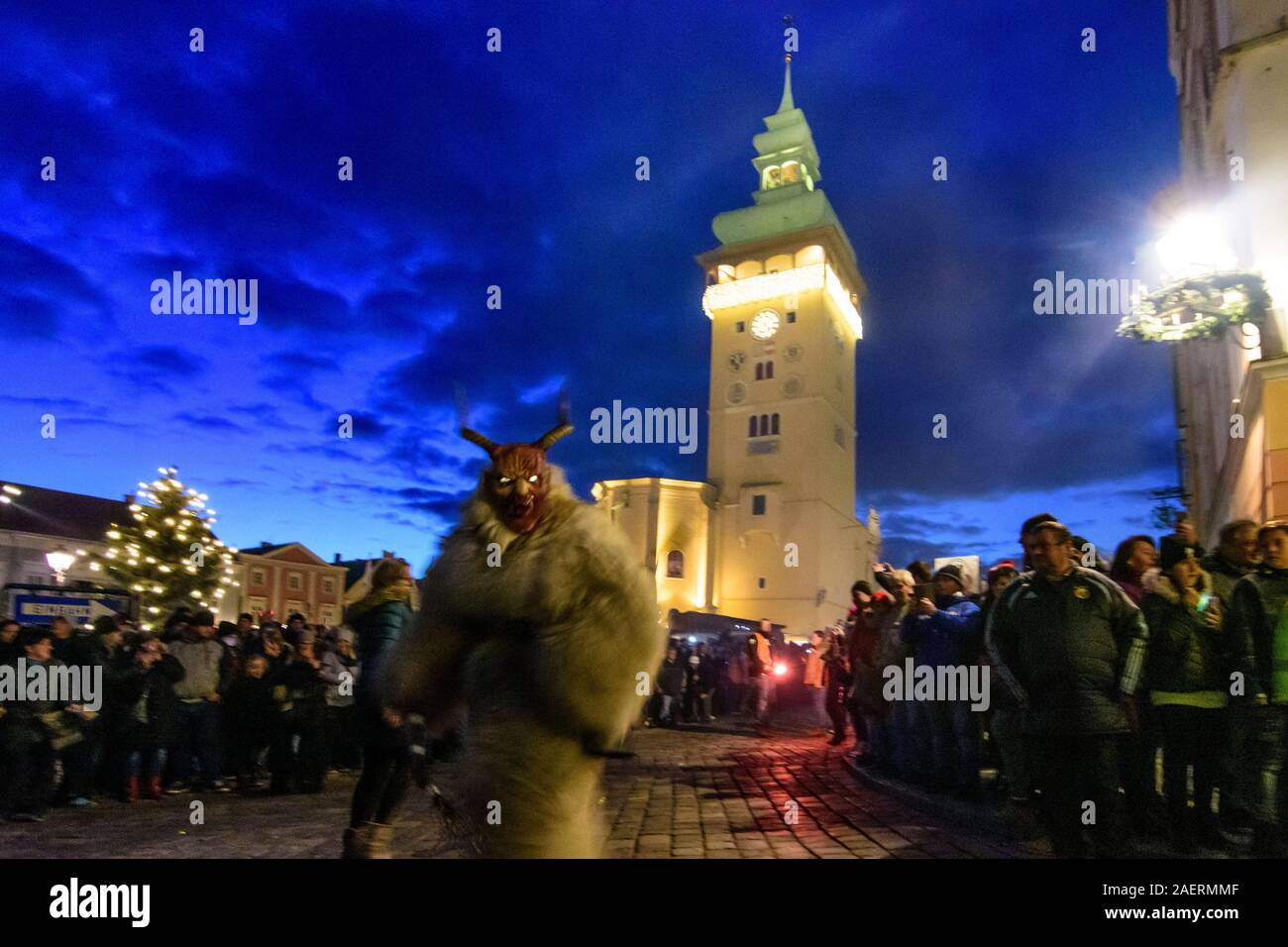 Retz: Perchtenlauf (Krampus laufen, Maske Prozession) mit Krampus auf dem Marktplatz vor dem Rathaus in Weinviertel, Niederösterreich, untere Austri Stockfoto