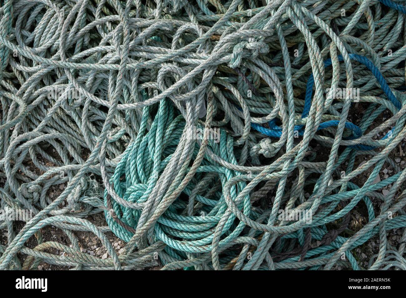 Twisted nylon Seil in einem Wust Hintergrund Stockfoto