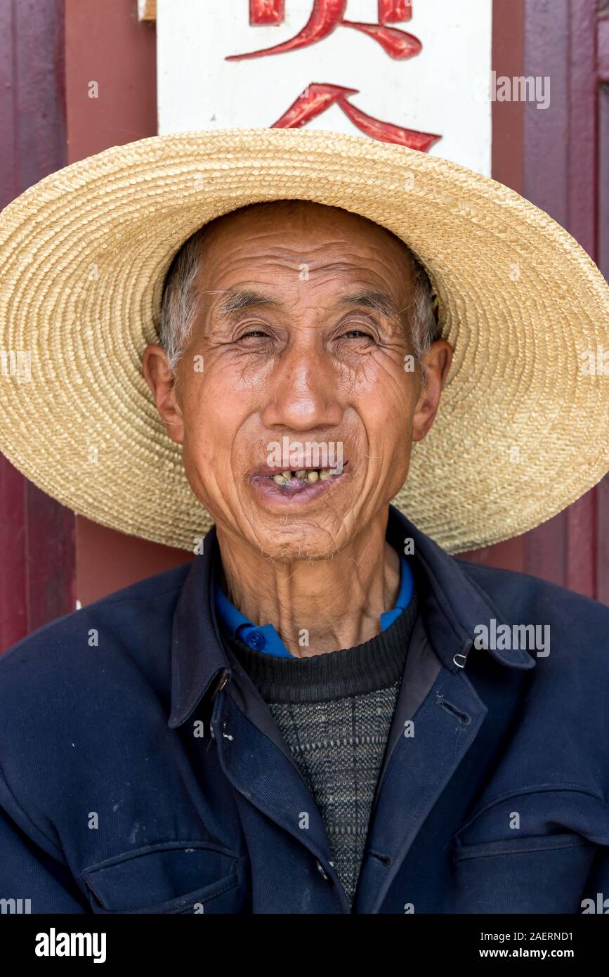 März 14, 2019: Ältere Bai ethnische Minderheit Mann in Xizhou Dorf, Yunnan, China Stockfoto