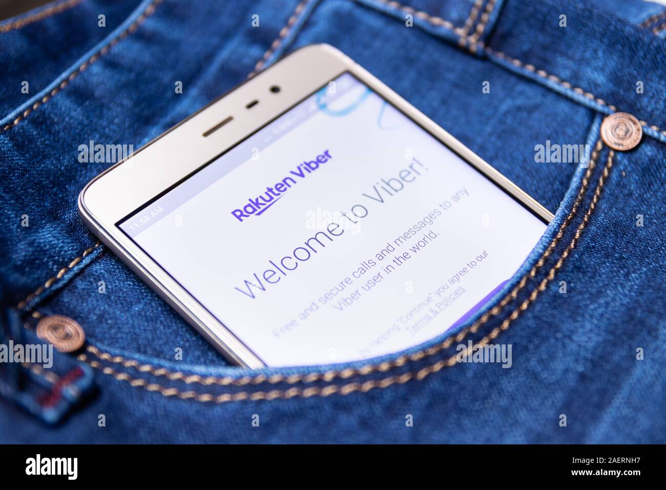 Viber das Symbol auf dem Bildschirm eines Smartphones in ihre jeans Tasche. Cheboksary, Russland, 02/17/2019 Stockfoto