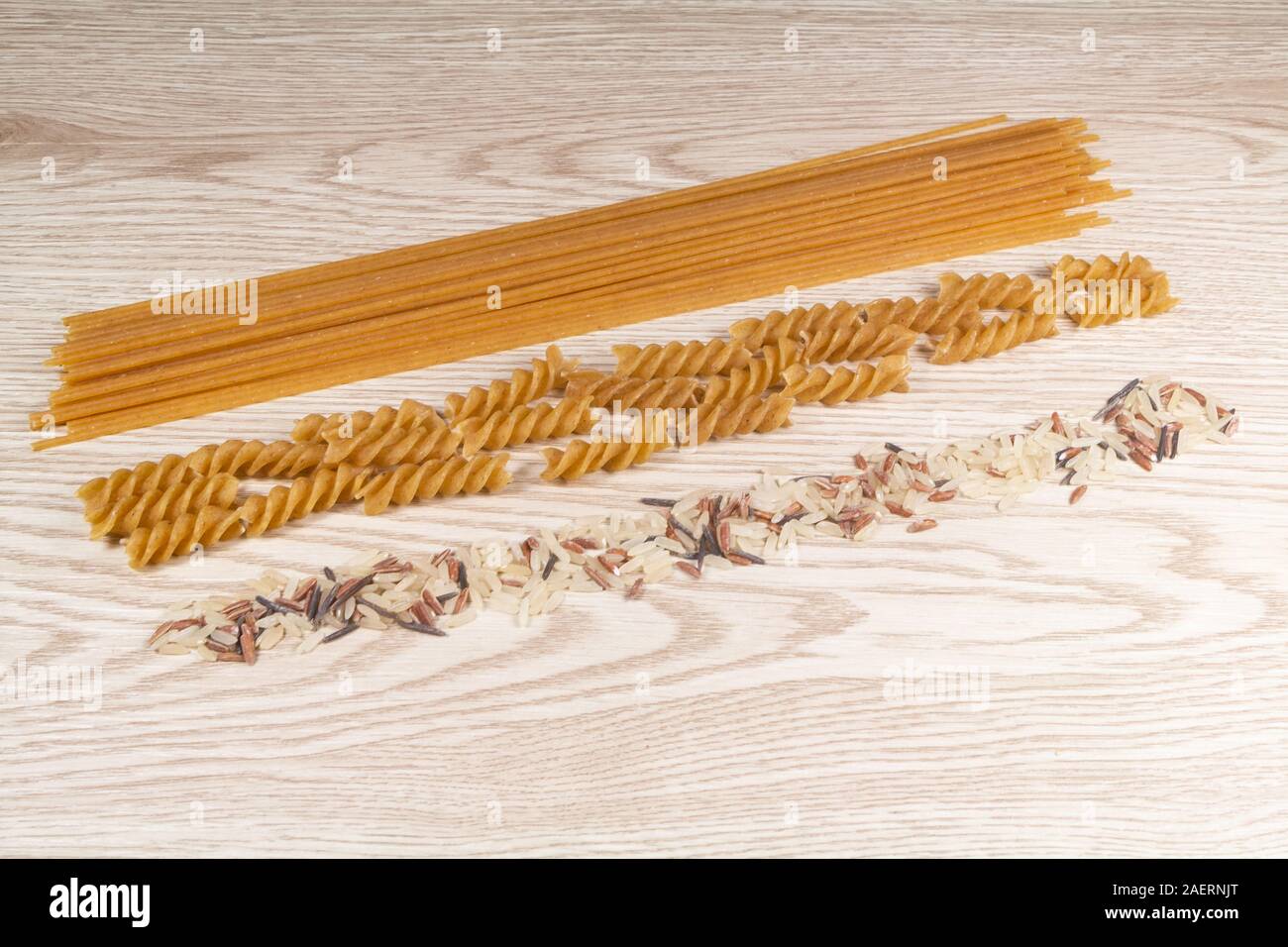 Mix raw Rices und Vollkorn Spaghetti und Fusilli Stockfoto