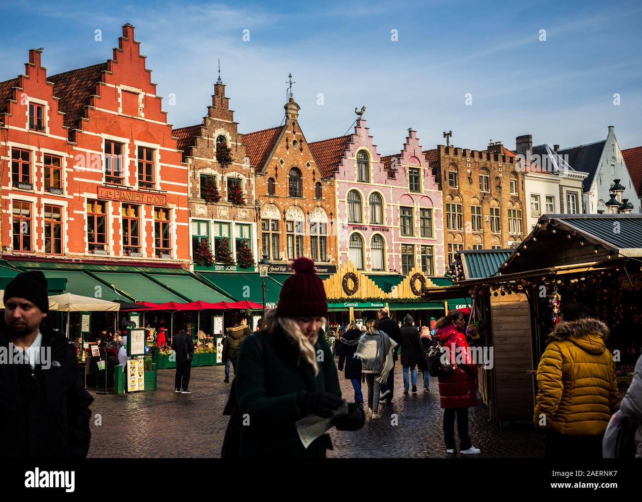 Brügge, Belgien - Dezember 5, 2019: die Menschen in der Weihnachtszeit Marktplatz von Brügge. Stockfoto