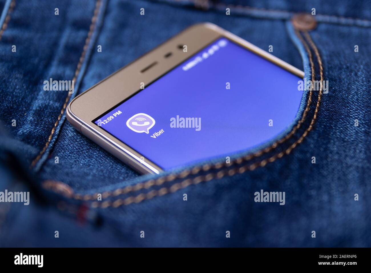 Viber das Symbol auf dem Bildschirm eines Smartphones in ihre jeans Tasche. Cheboksary, Russland, 02/17/2019 Stockfoto