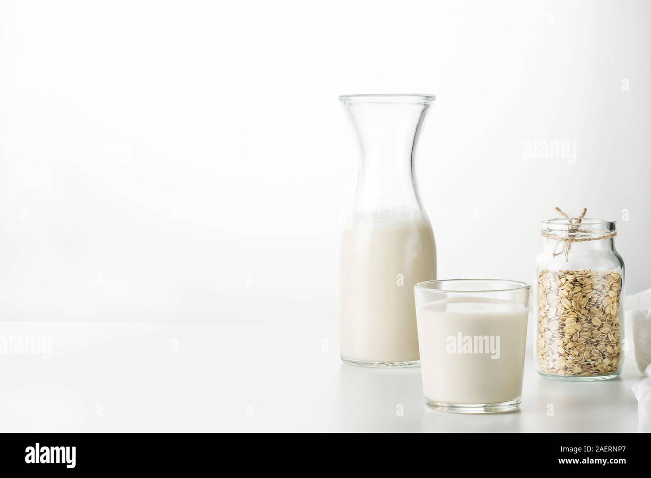 Gesunde Milch aus Hafer und Wasser miteinander vermischt und vorbereitet. Pflanze Getreide trinken. Vegetarische Ernährung Konzept, Laktosefrei. Selektiver Fokus, Platz für Tex Stockfoto