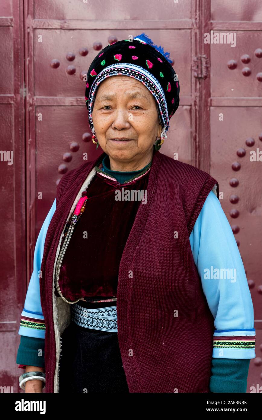 März 14, 2019: Ältere Bai ethnische Minderheit Frau in Xizhou Dorf, Yunnan, China Stockfoto