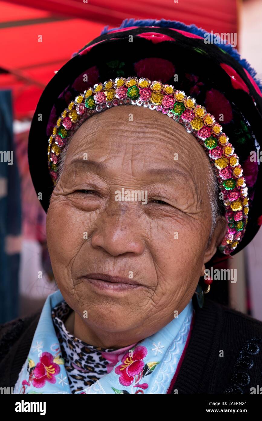 März 14, 2019: Ältere Bai ethnische Minderheit Frau in Xizhou Dorf, Yunnan, China Stockfoto