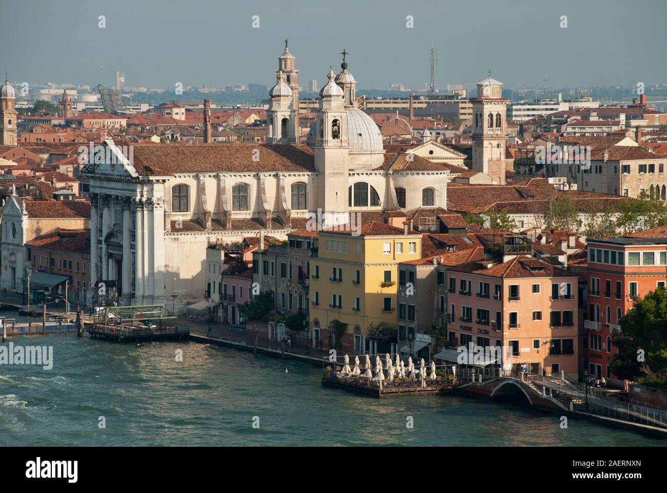 Venedig Italien: Luftaufnahme der Bezirk Dorsoduro, Kirche Santa Maria del Rosario, Waterfront Canale della Giudecca, Promenade 'Fondamenta Zattere Ai Gesuati' Stockfoto