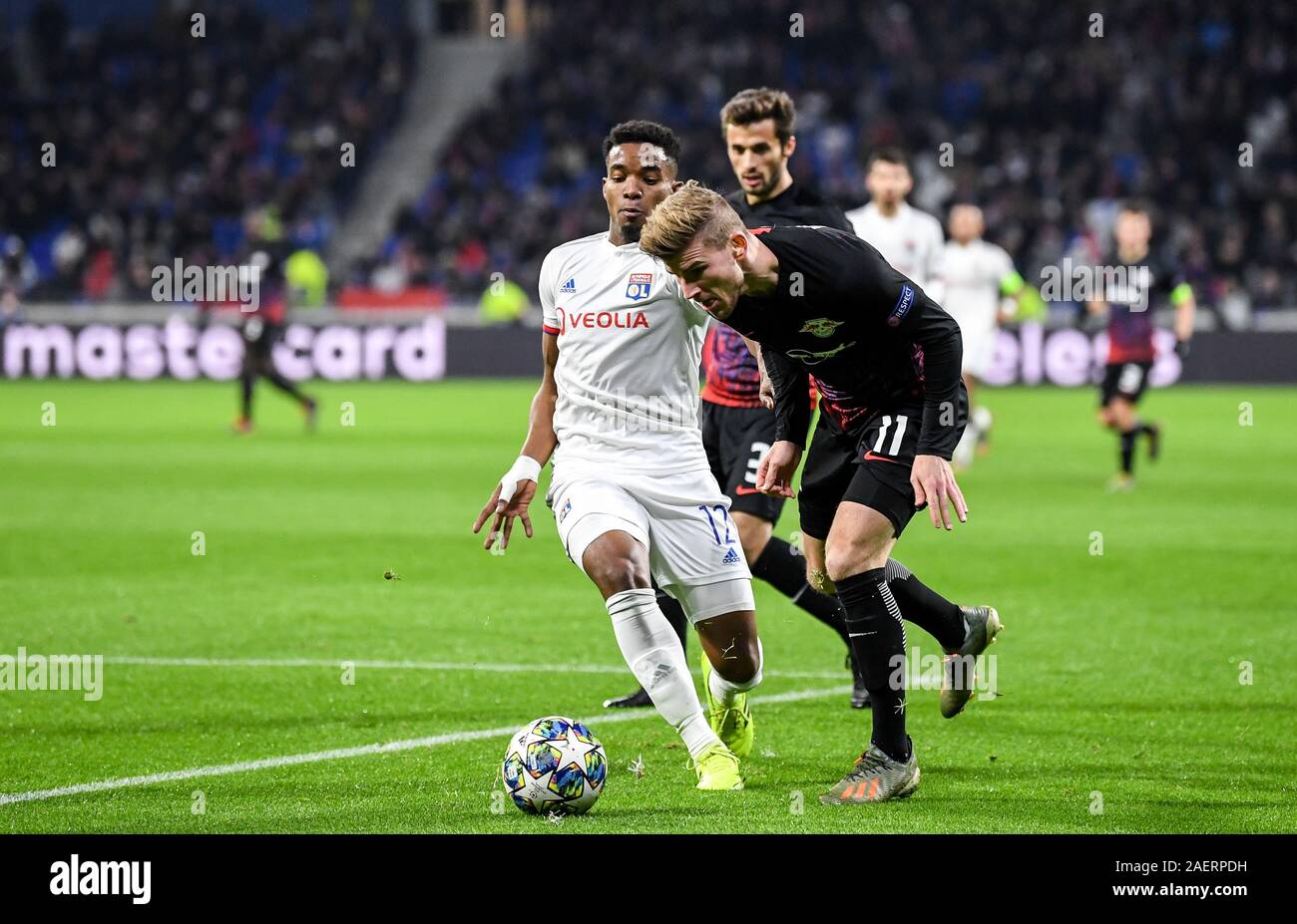 10 Dezember 2019, Frankreich (Frankreich), Lyon: Fussball: Champions League Olympique Lyon - RB Leipzig, Gruppenphase, Gruppe G, 6. Spieltag, in der groupama Stadion. Leipziger Timo Werner im Duell mit Lyons Thiago Mendes. Foto: Robert Michael/dpa-Zentralbild/dpa Stockfoto