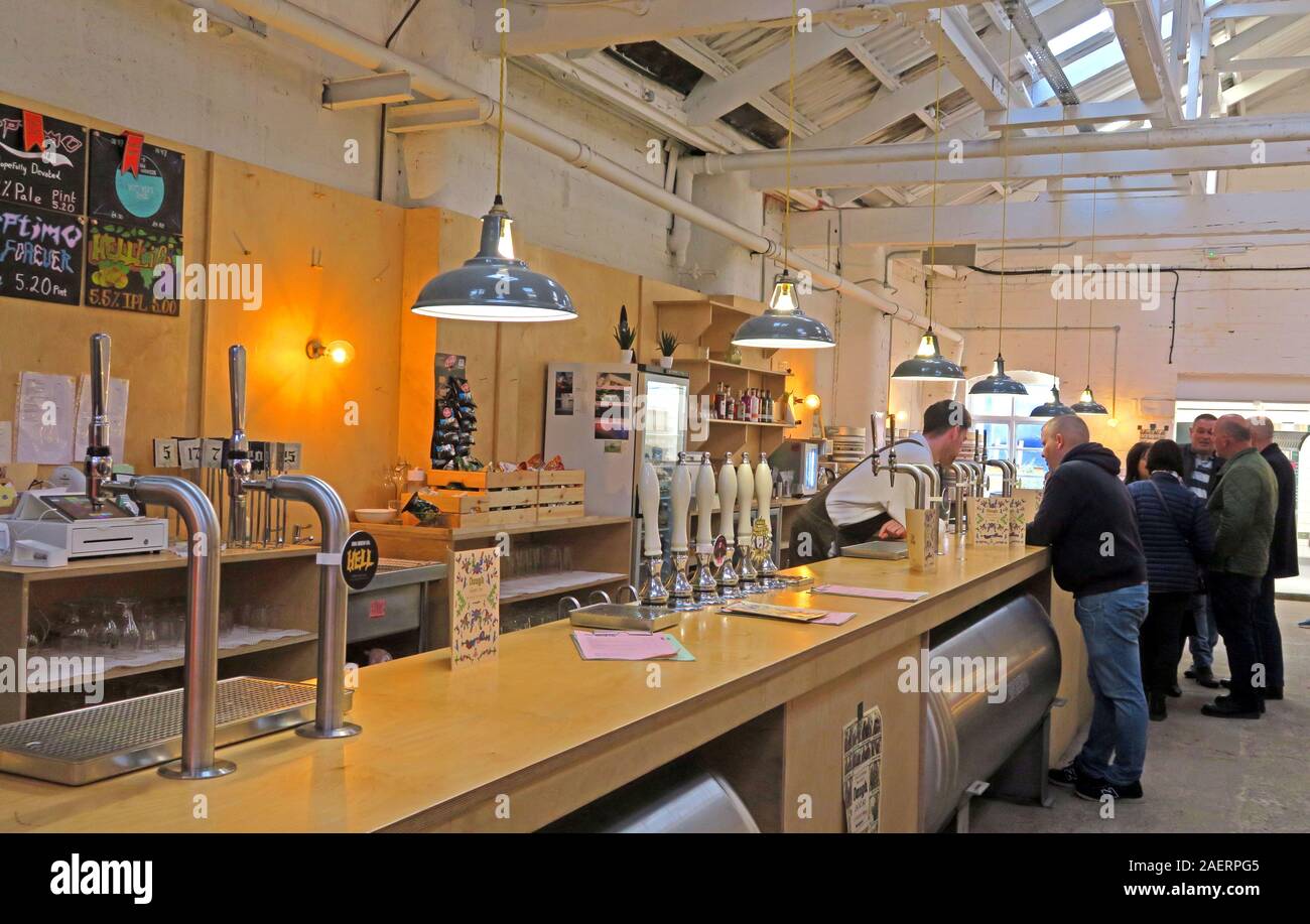Barbereich in DigBrew, Dig Brew Co, 43 River St, Deritend, Digbeth, Birmingham, West Midlands, England, Großbritannien, B5 5SA Stockfoto