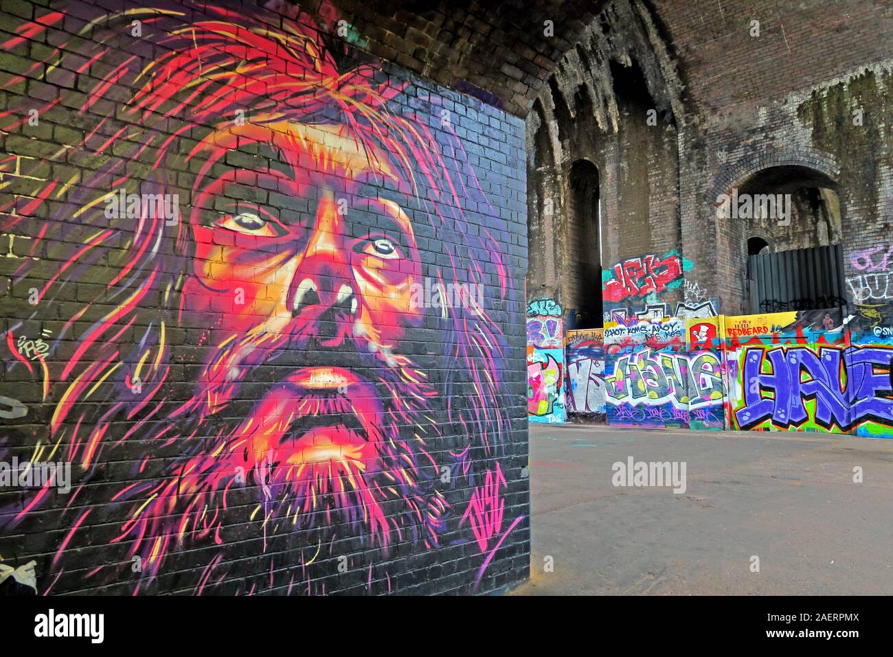 Gesicht Graffiti städtischen Street Art, in Floodgate St, Digbeth, Bordesley & Highgate, Birmingham, West Midlands, England, Großbritannien, B5 5 Stockfoto