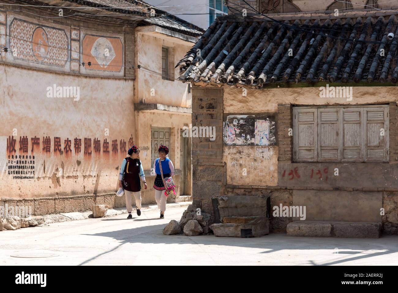 März 13, 2019: Einige ältere Bai ethnischen Minderheiten angehörenden Frauen wandern in Zhoucheng Dorf, Yunnan, China Stockfoto