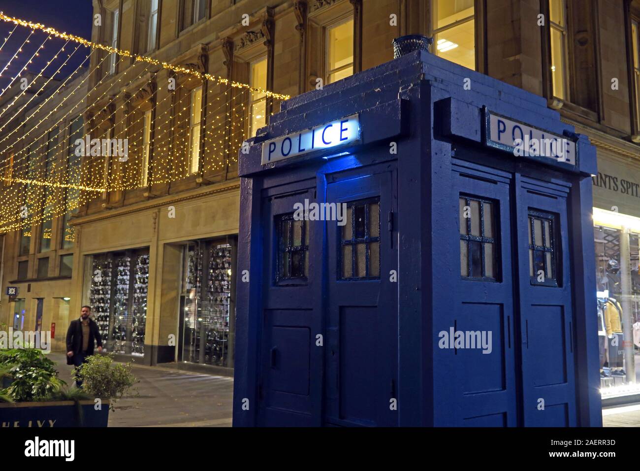 DR WHO, Polizeikasten, Tardis, Glasgow, Stadtzentrum, Schottland, Großbritannien, Abenddämmerung, früher Abend Stockfoto