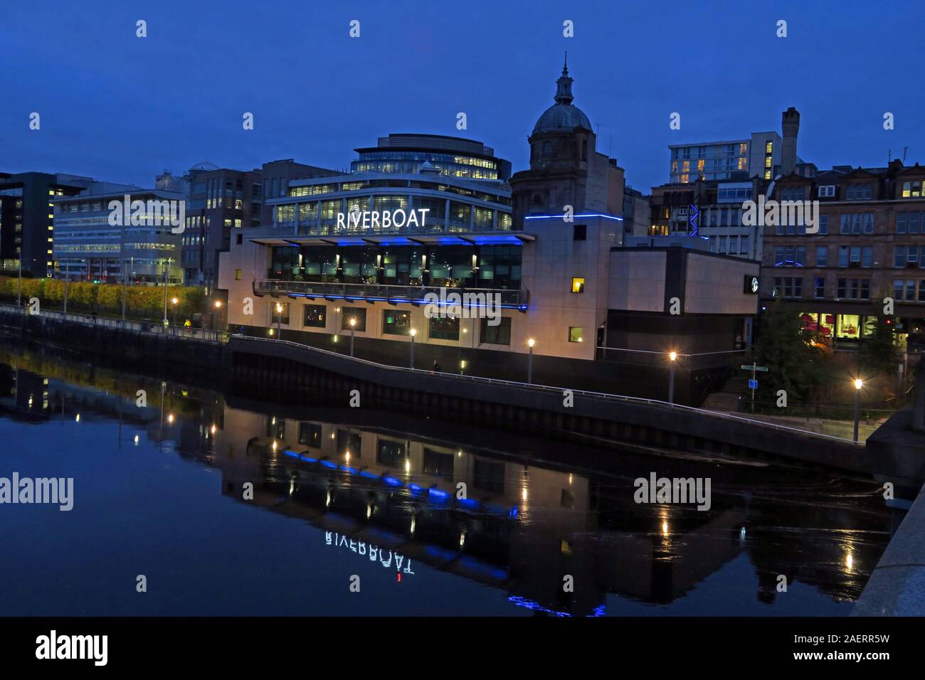 Grosvenor Casino Panorama, Glasgow Riverboat, Clyde River, 61 Broomielaw, Glasgow, Schottland, Großbritannien, G1 4RJ, bei Dämmerung, Abend Stockfoto