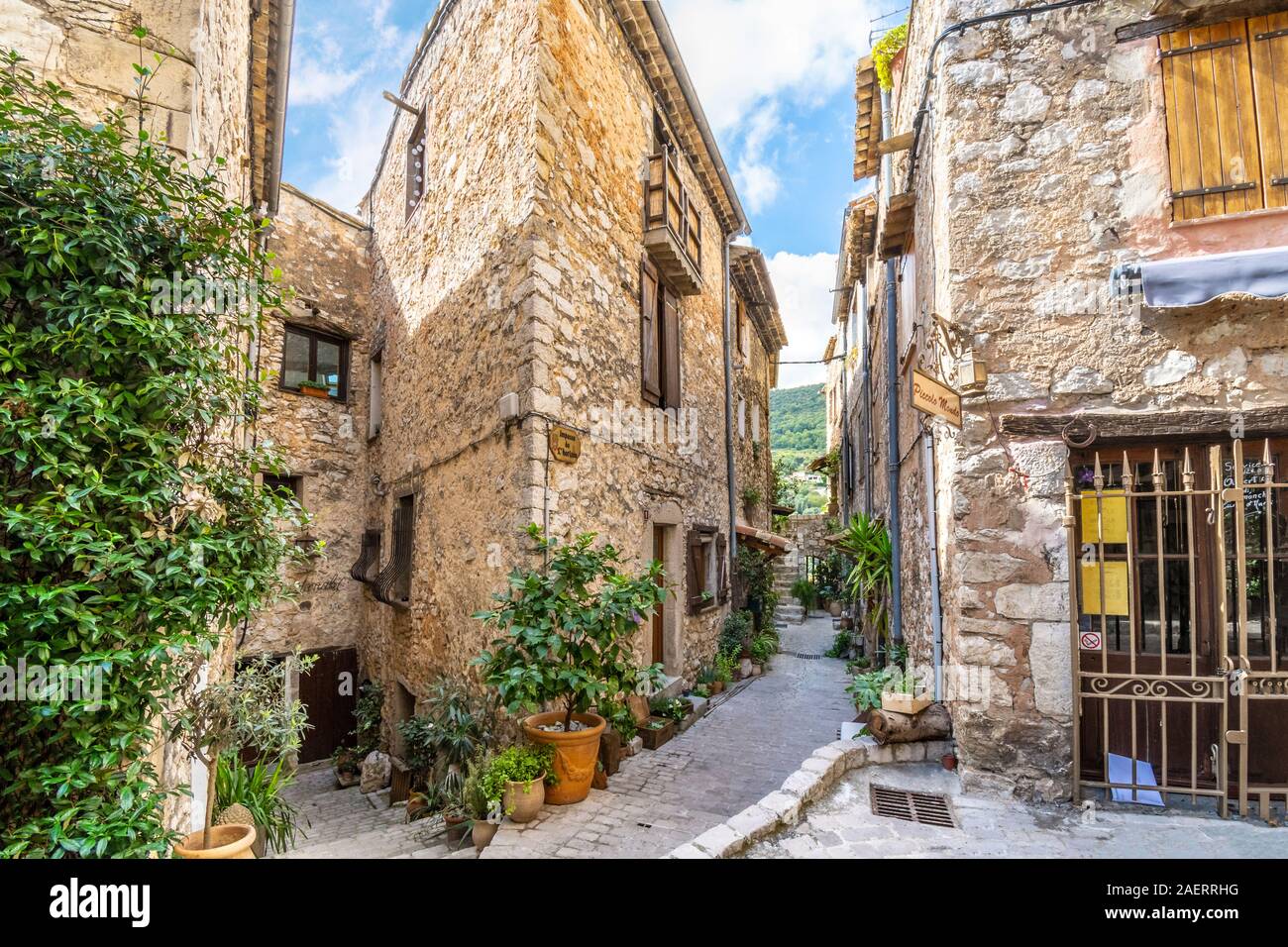 Wohnungen und Geschäfte in den engen Gassen und verwinkelten Gassen des mittelalterlichen Dorf Tourrettes sur Loup in Süd frankreich. Stockfoto