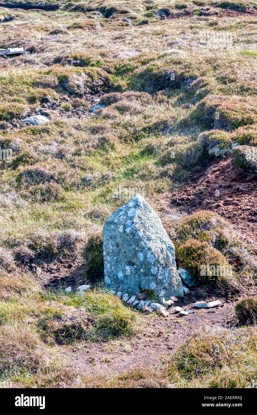 Stein Kennzeichnung der Grabstätte des Gunnister Mann in Gunnister Northmavine, Shetland. DETAILS IN DER BESCHREIBUNG. Stockfoto