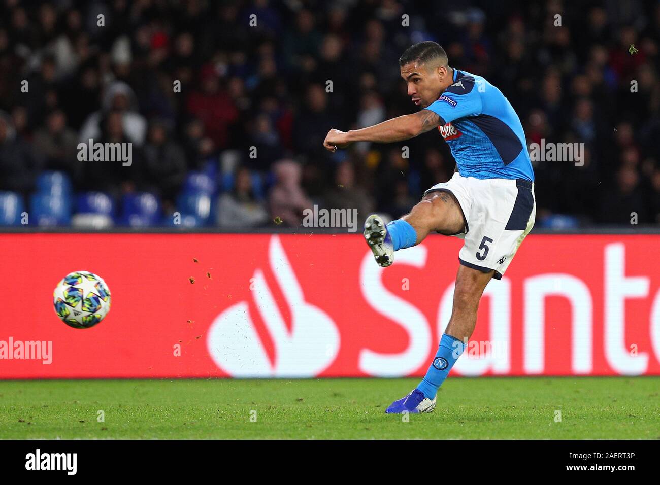 Neapel, Italien. 10. Dez 2019. Allan Napoli in Aktion während der UEFA Champions League, Gruppe E Fußballspiel zwischen SSC Napoli und KRC Genk am 10. Dezember 2019 im Stadio San Paolo in Neapel, Italien - Foto Federico Proietti/ESPA-Bilder Quelle: European Sports Fotografische Agentur/Alamy leben Nachrichten Stockfoto