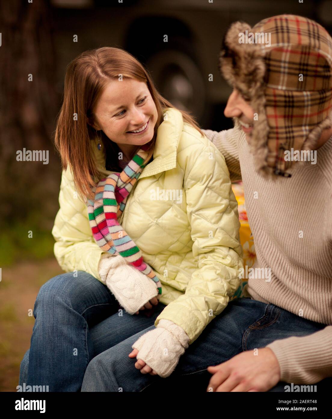 Junges Paar warme Kleidung tragen, sehen sich gegenseitig während der Sitzung in einen Hof. Stockfoto