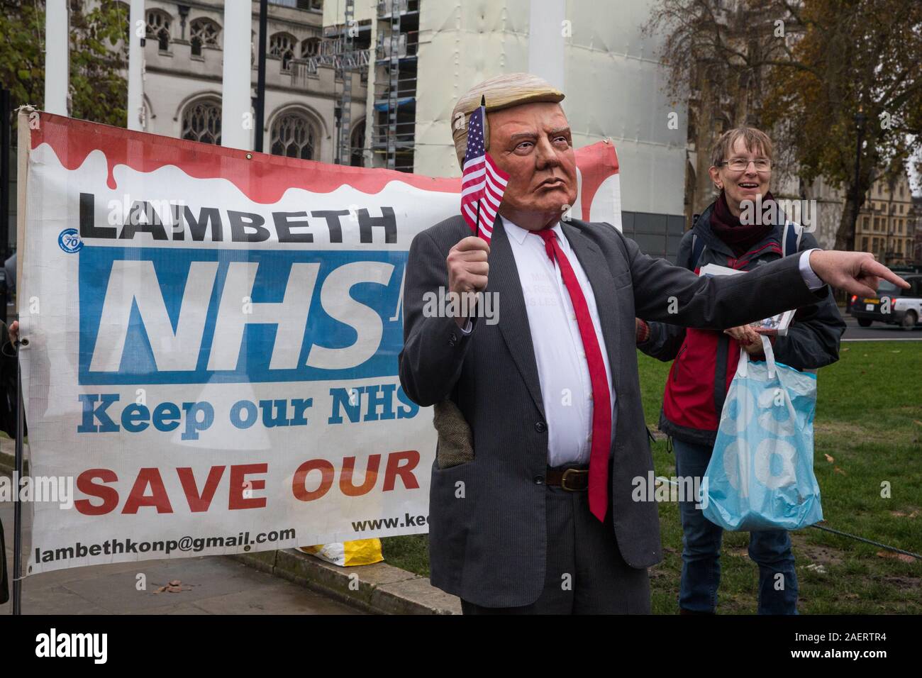 London, Großbritannien. 25. November 2019. Aktivisten aus unserem NHS Öffentlichkeit, Gesundheit Kampagnen zusammen halten, haben wir eigene It und globale Gerechtigkeit jetzt Protest im Parlament Stockfoto