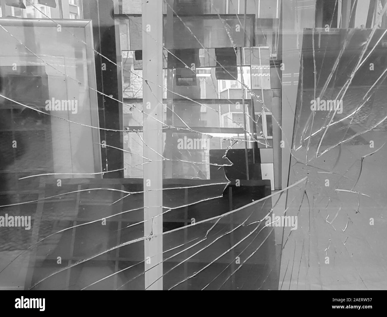 Ein zerbrochenes Glas ein Fenster mit vielen Glasplatten im Hintergrund Stockfoto