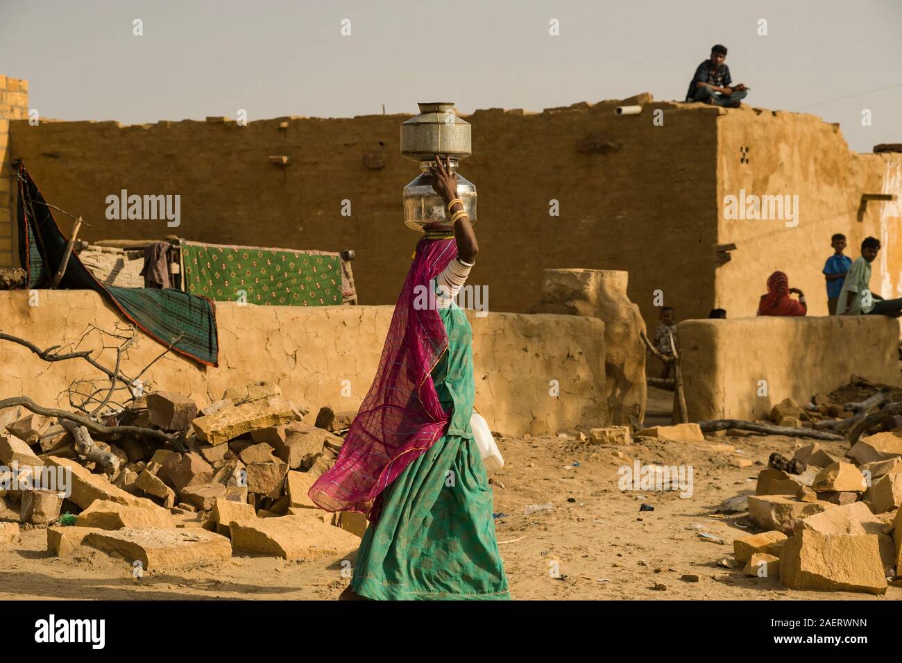 Rajasthani, die Wasser Gläser in den Kopf in einem Dorf in der Wüste Thar Stockfoto