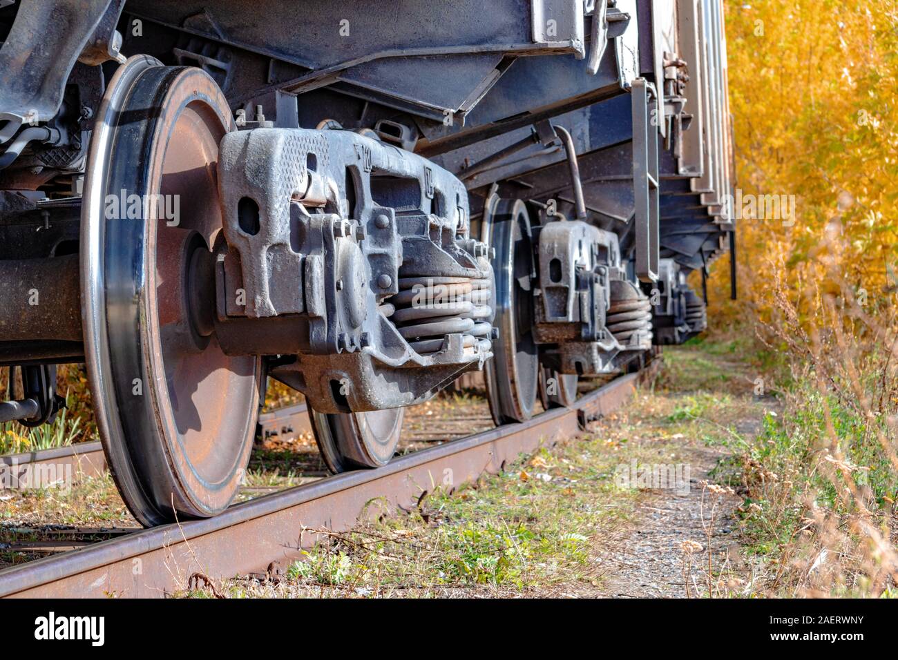 Räder von Güterwagen. Der Begriff der Logistik auf der Schiene. Lieferung von Fracht auf der Schiene. Stockfoto
