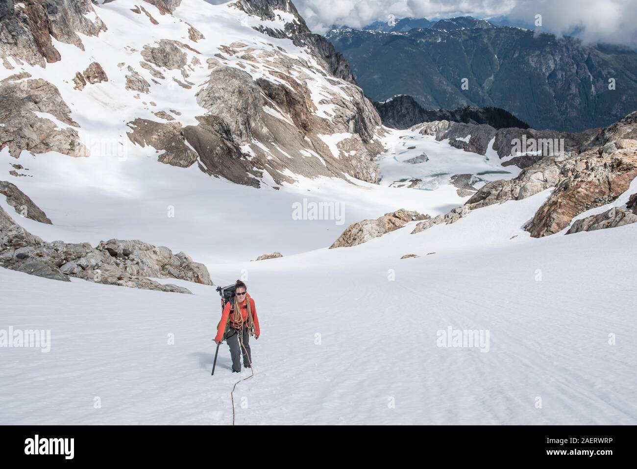 Eine Frau steigt ein Gletscher auf Schneefeld Peak im North Cascades Stockfoto