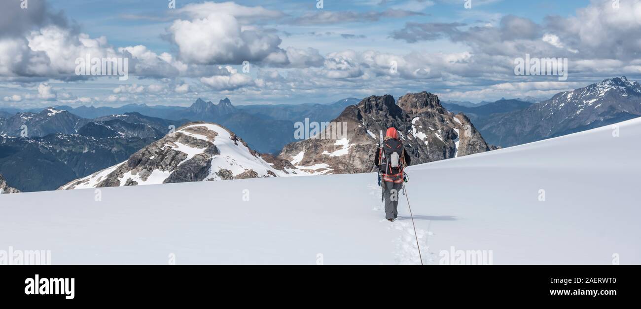 Eine Frau auf dem schneefeld Gletscher im North Cascades Stockfoto