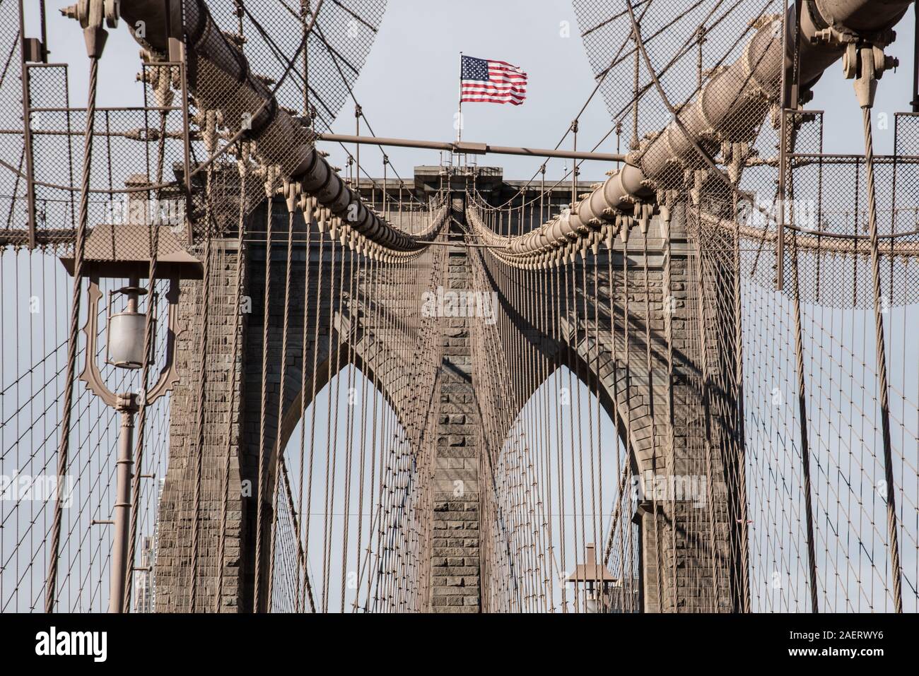 Flagge auf der Brooklyn Bridge in NEW YORK. Stockfoto