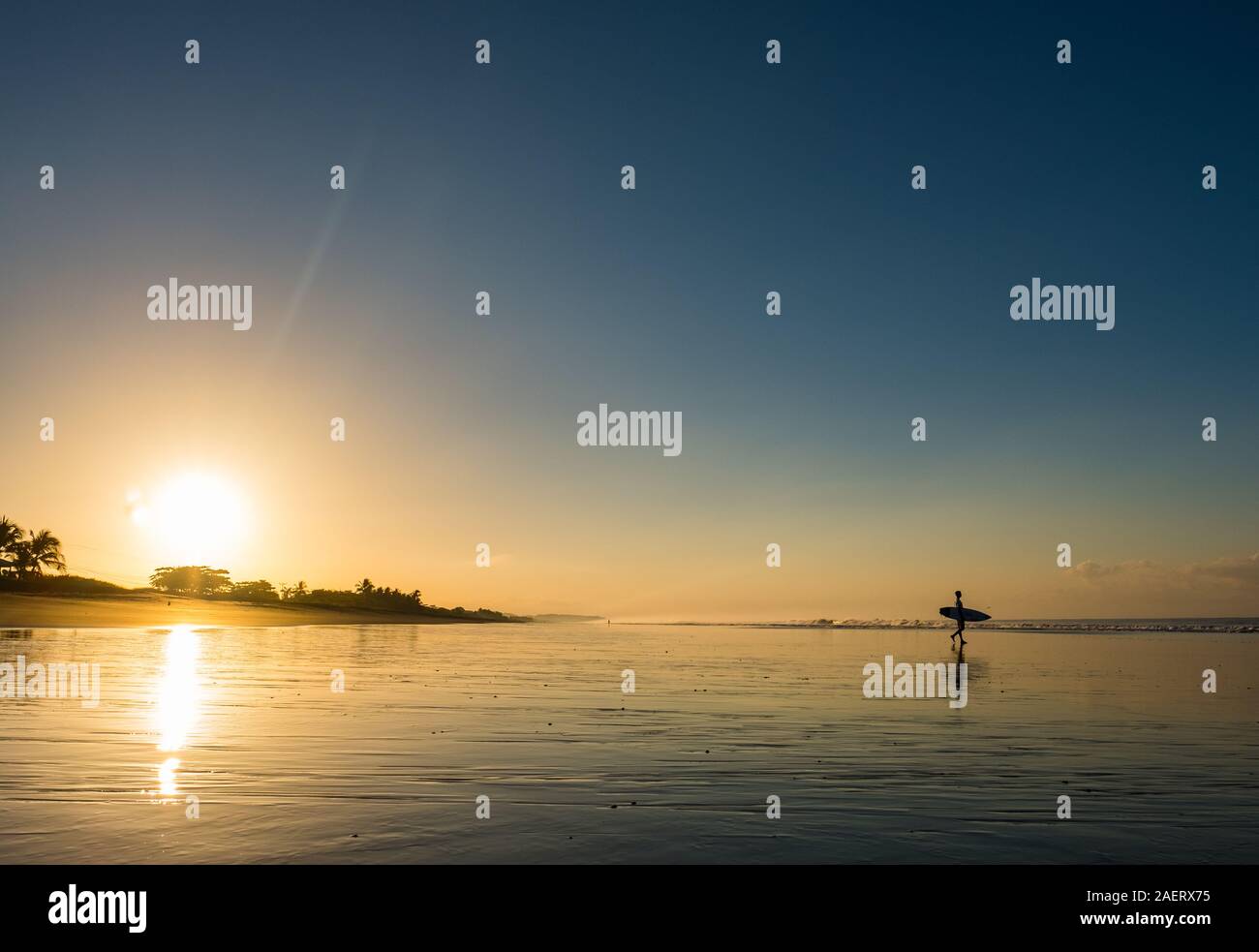 Surfen im ersten Licht des Morgens Stockfoto