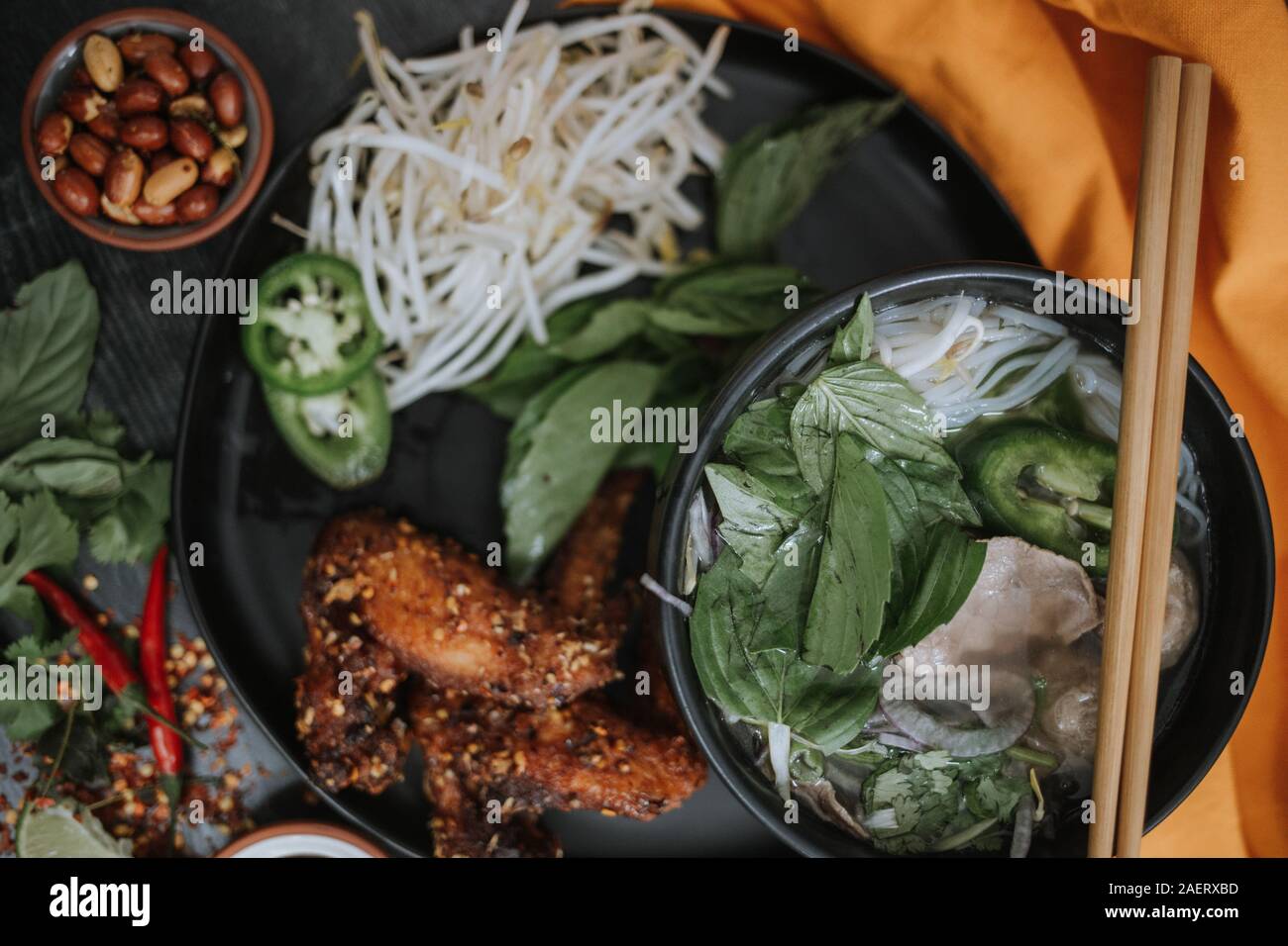 Vietnamesisch Pho Suppe mit Chicken Wings Stockfoto