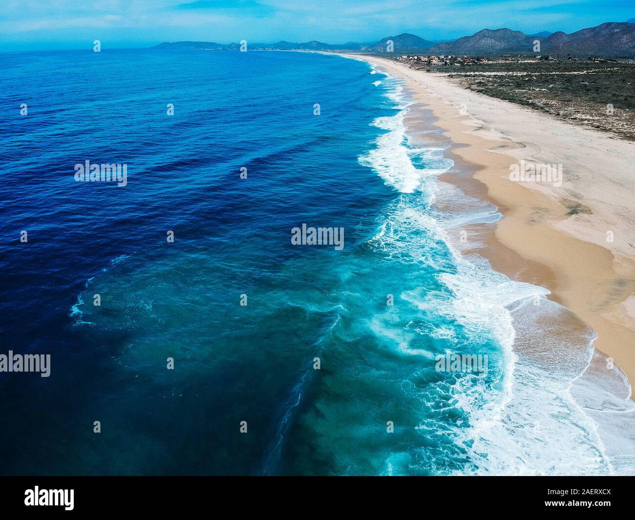 Antenne drone Schuß von Blue Beach und Surfen in Baja California, Mexiko Stockfoto