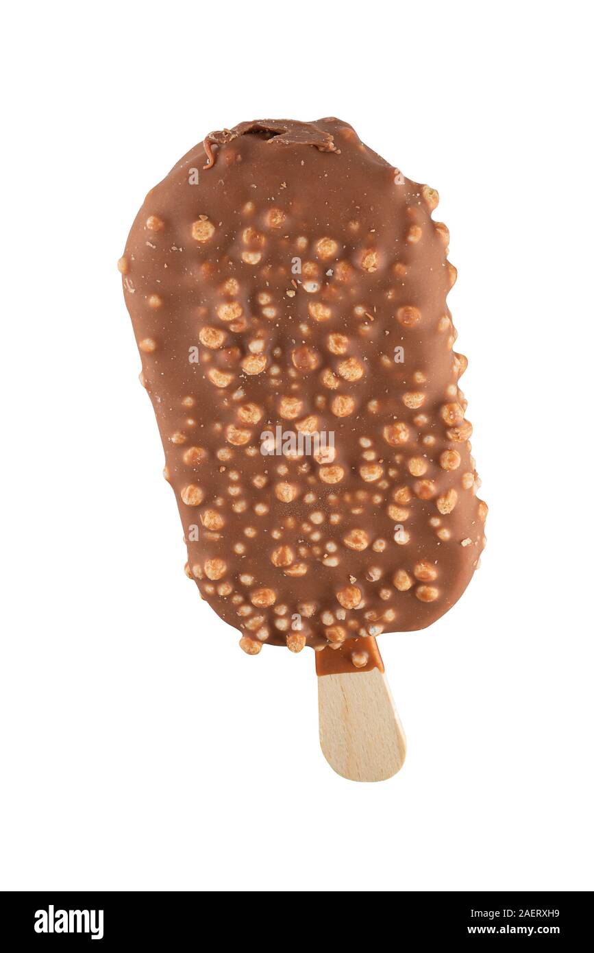 Schokolade Eis auf einem Stock. Volle Tiefenschärfe. Auf einem weißen Hintergrund. Stockfoto