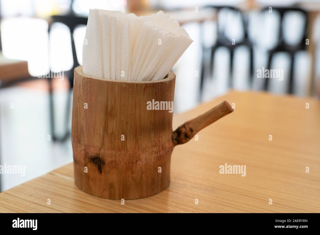 Ein papierrollenhalter in einem Restaurant von einem großen Teil der Bambus. Stockfoto