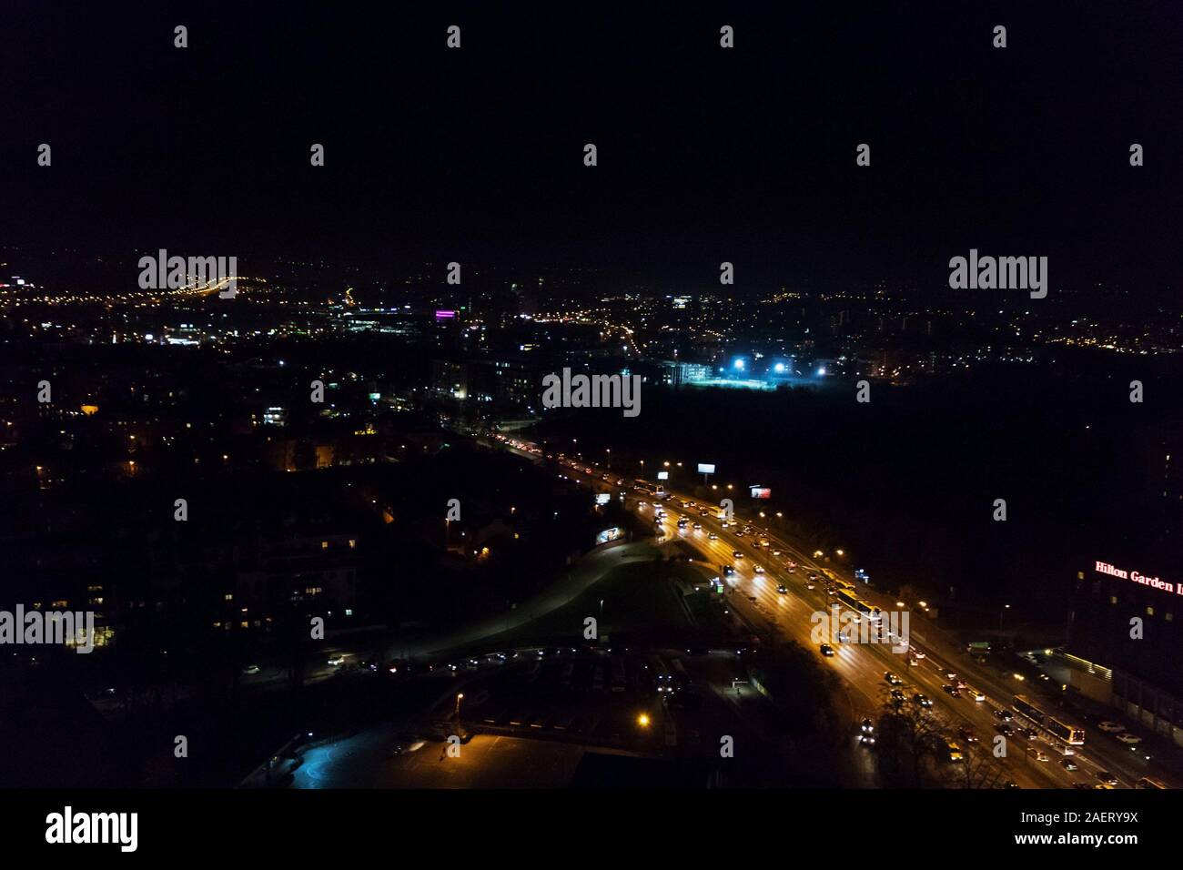 Oktober 26, 2019. Krakau, Polen. Nacht Stadt mit glänzenden Lichtern, Luftaufnahme Stockfoto