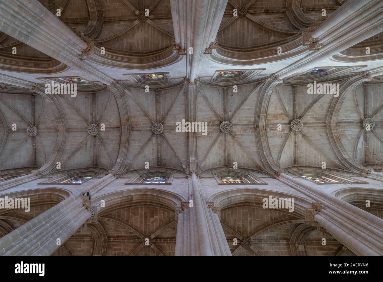 Majestic Spitzbögen, Piers, triforium, clerestory, gerippter Vaulting, navelancet Öffnung in das Kloster von Batalha ein Meisterwerk der portugiesischen gotischen Stockfoto