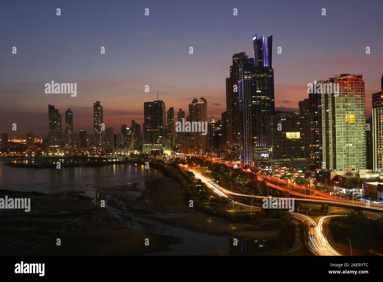 Wolkenkratzer am Panama City bei Nacht Stockfoto