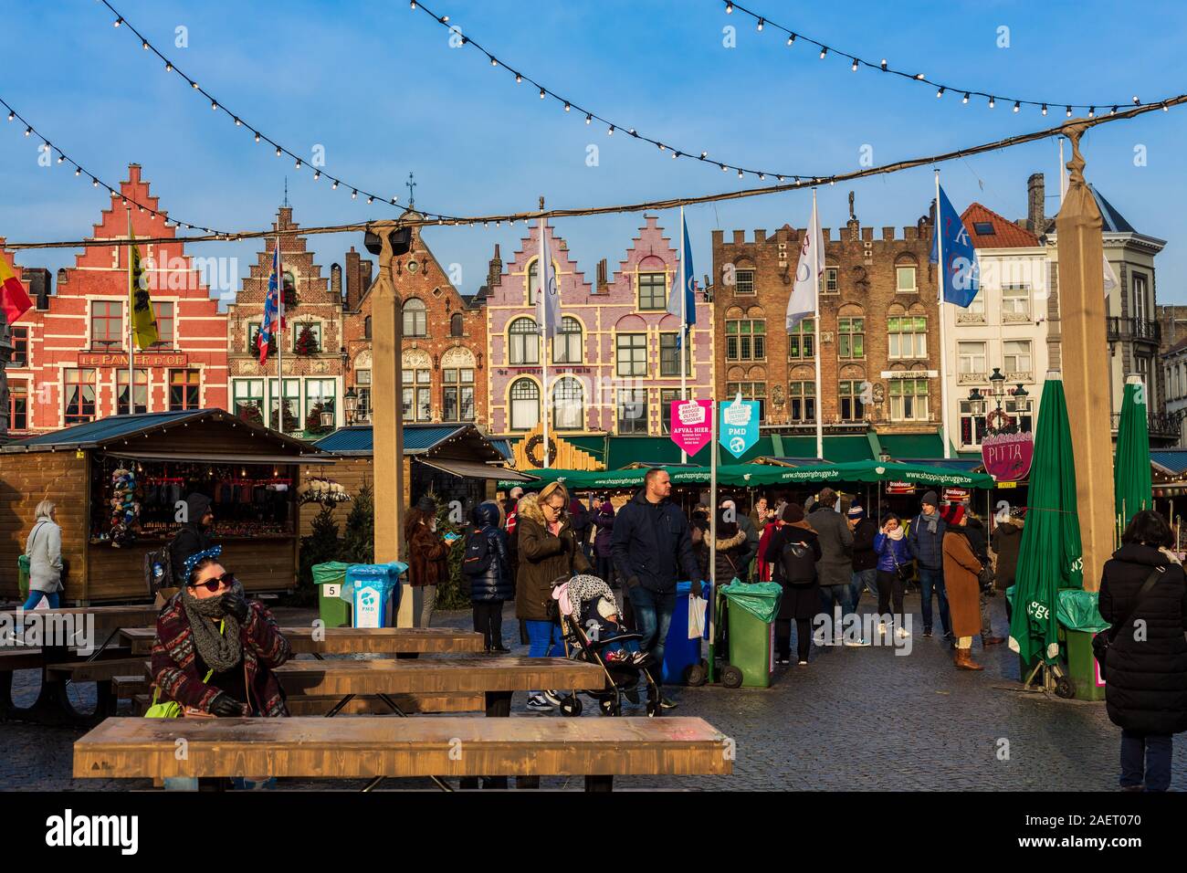Brügge, Belgien - Dezember 5, 2019: die Menschen in der Weihnachtszeit Marktplatz von Brügge. Stockfoto