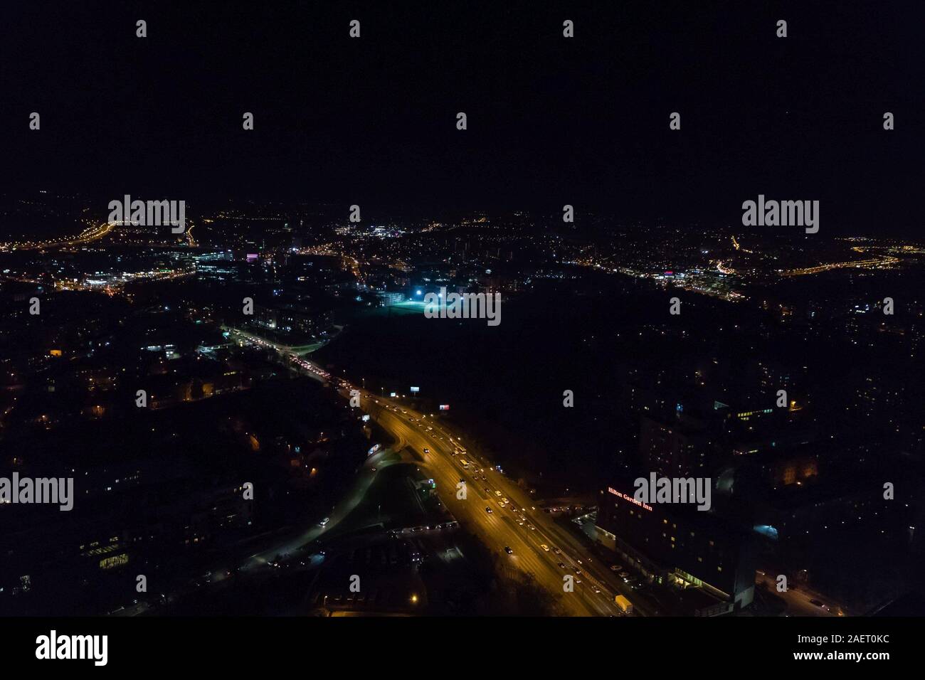 Oktober 26, 2019. Krakau, Polen. Nacht Stadt mit glänzenden Lichtern, Luftaufnahme Stockfoto