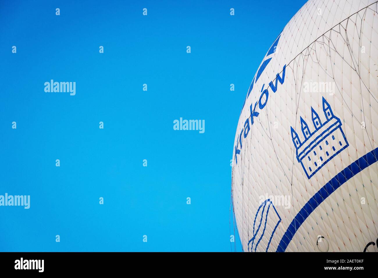 Oktober 26, 2019. Krakau, Polen. Weiß Blau Hot Air Balloon und blauer Himmel Stockfoto