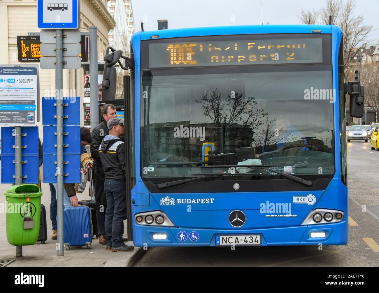 BUDAPEST, Ungarn - März 2019: Leute, die auf einem Flughafen Bus an einer Bushaltestelle in Budapest City Center Stockfoto