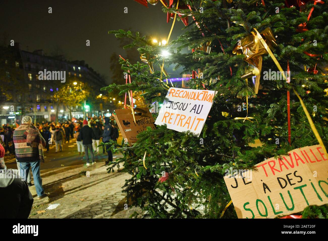 *** Streng KEINE VERKÄUFE IN DEN FRANZÖSISCHEN MEDIEN UND VERLAGE *** Dezember 05, 2019 - Paris, Frankreich: Zehntausende Menschen gegen die Rentenpolitik der französischen Regierung zu protestieren. Stockfoto