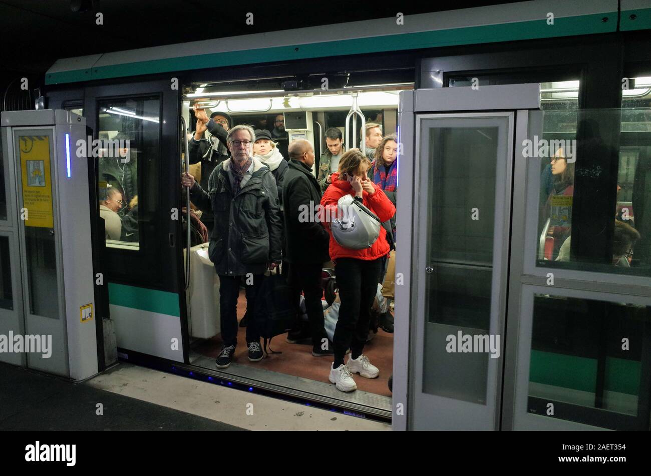 *** Streng KEINE VERKÄUFE IN DEN FRANZÖSISCHEN MEDIEN UND VERLAGE *** Dezember 07, 2019 - Paris, Frankreich: französischer Pendler die Metro der Linie 1, einer von nur zwei völlig automatisierte U-Linien, die noch funktioniert, zwei Tage nach dem Start einer unbefristeten Streik gegen Präsident des Längestrich Rentenreform verwenden. Die meisten Züge und die öffentlichen Verkehrsmittel sind immer noch schlecht vom Streik betroffen. Stockfoto