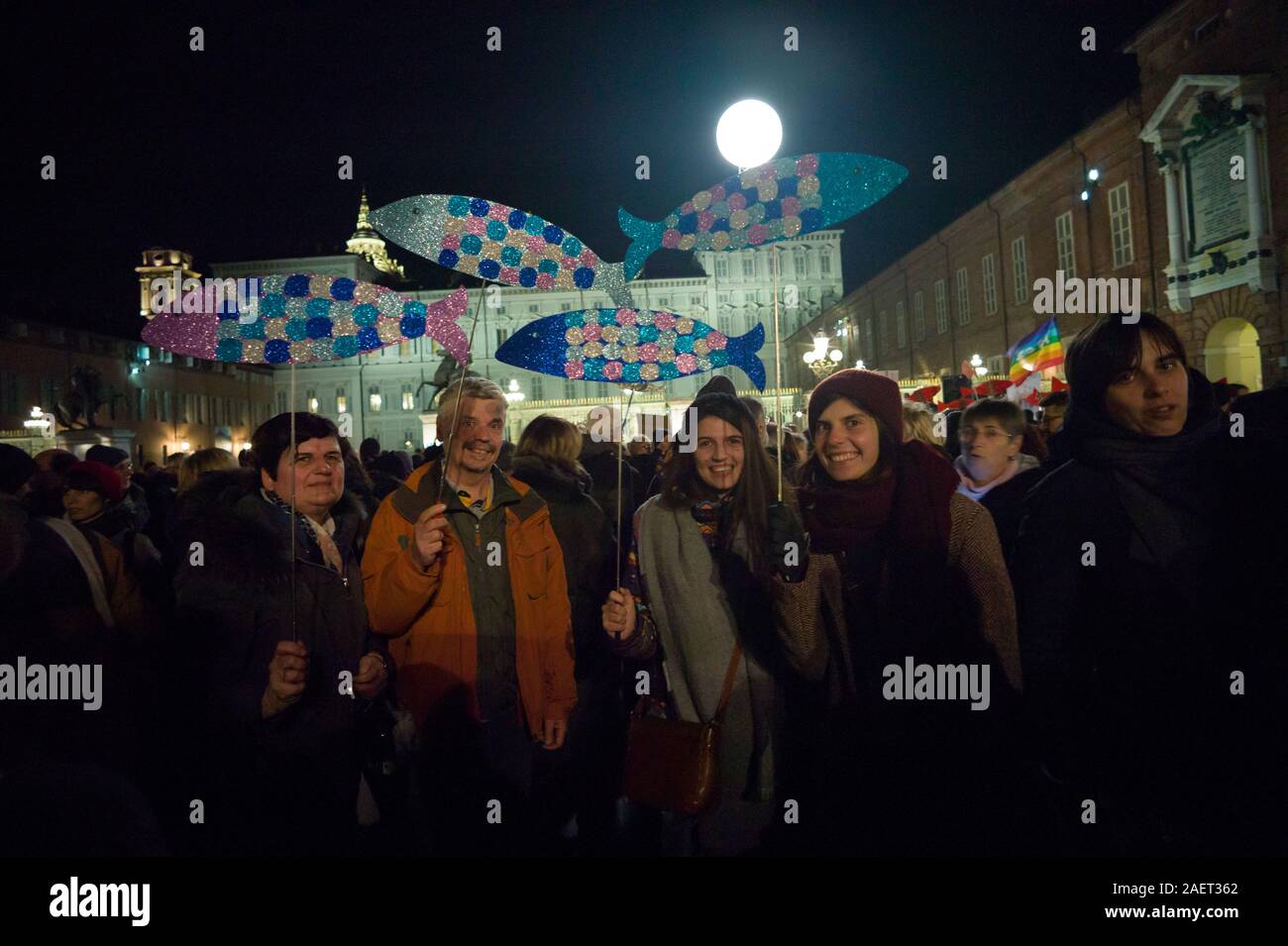 Die Leute, die das politische Ereignis 'le Sardine' Stockfoto