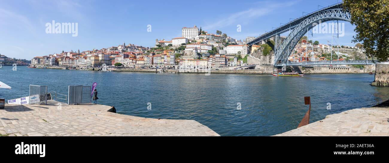 Porto. Duoro river panorama Blick vom Süden in den Norden. Luis I Brücke ist auf der rechten Seite Stockfoto