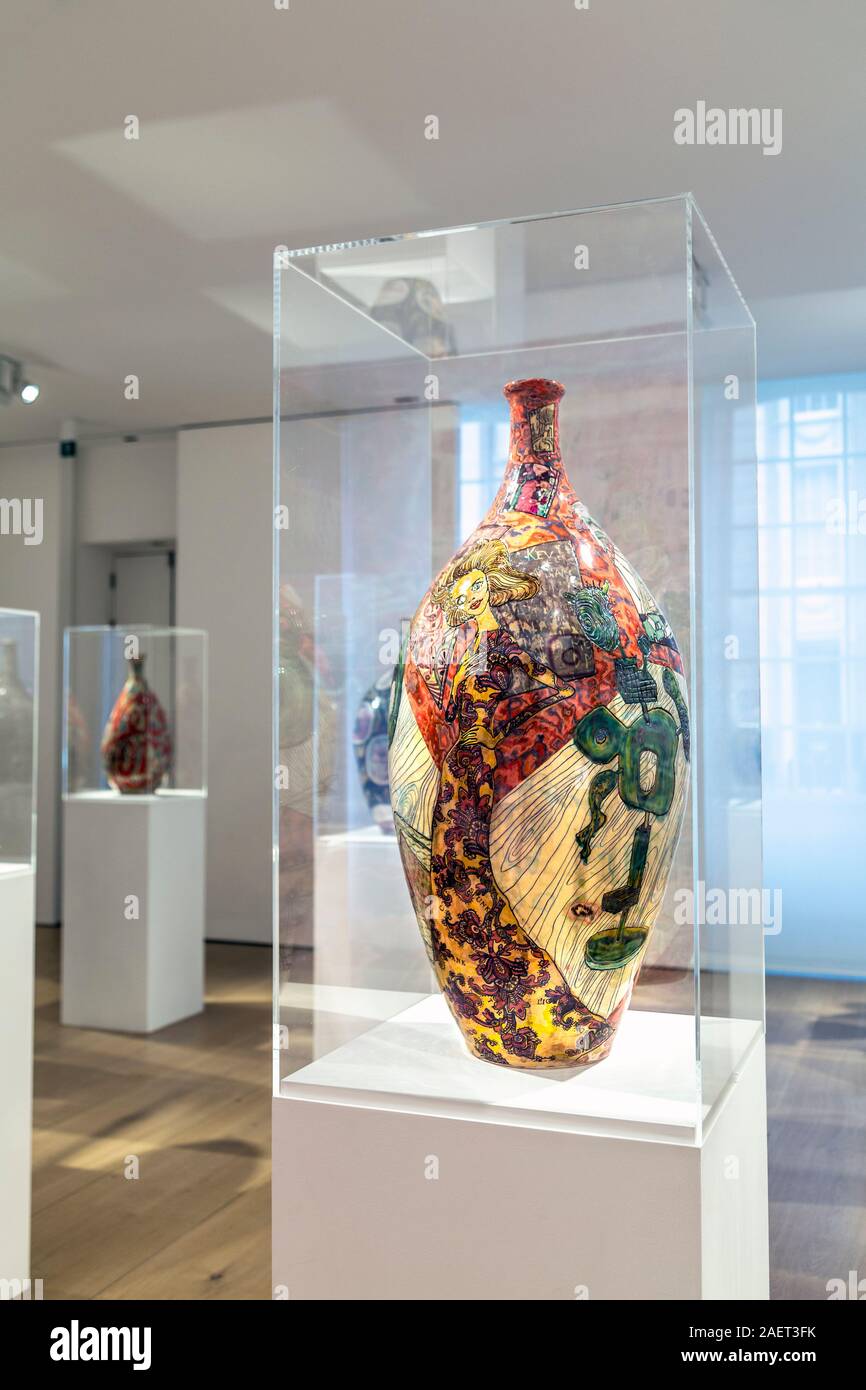 Grayson Perry 'Super reichen Innenausstattung" 2019 Ausstellung im Victoria Miro Gallery in Mayfair, London, Großbritannien Stockfoto