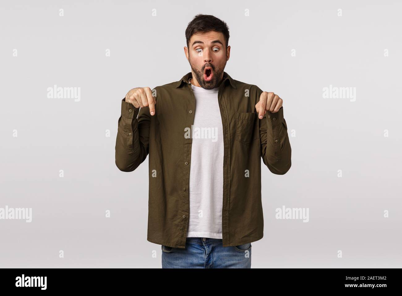 Du musst dies sehen. Aufgeregt, stattlicher Mann sah unglaublich Promo beeindruckt, starrte, mit Freude und Staunen, sagen wow Falten Lippen Stockfoto