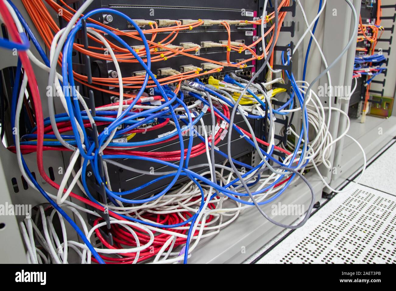 Bangkok Thailand: - Dec 10, 2019: - Kabel-Netzwerk im Serverraum Kabelsalat von Schlecht verlegtes Kabel Konzept organisierten Verkabelung im Serverraum Stockfoto