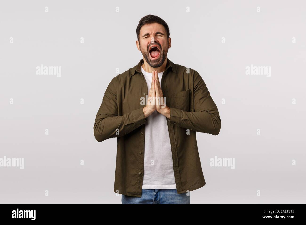 Bitte vergib mir im sie betteln. Unglücklich und traurig, traurig, bärtiger Mann weinen und Entschuldigung bitte, schließen Sie die Augen drücken Sie die Handflächen zusammen in beten Geste Stockfoto