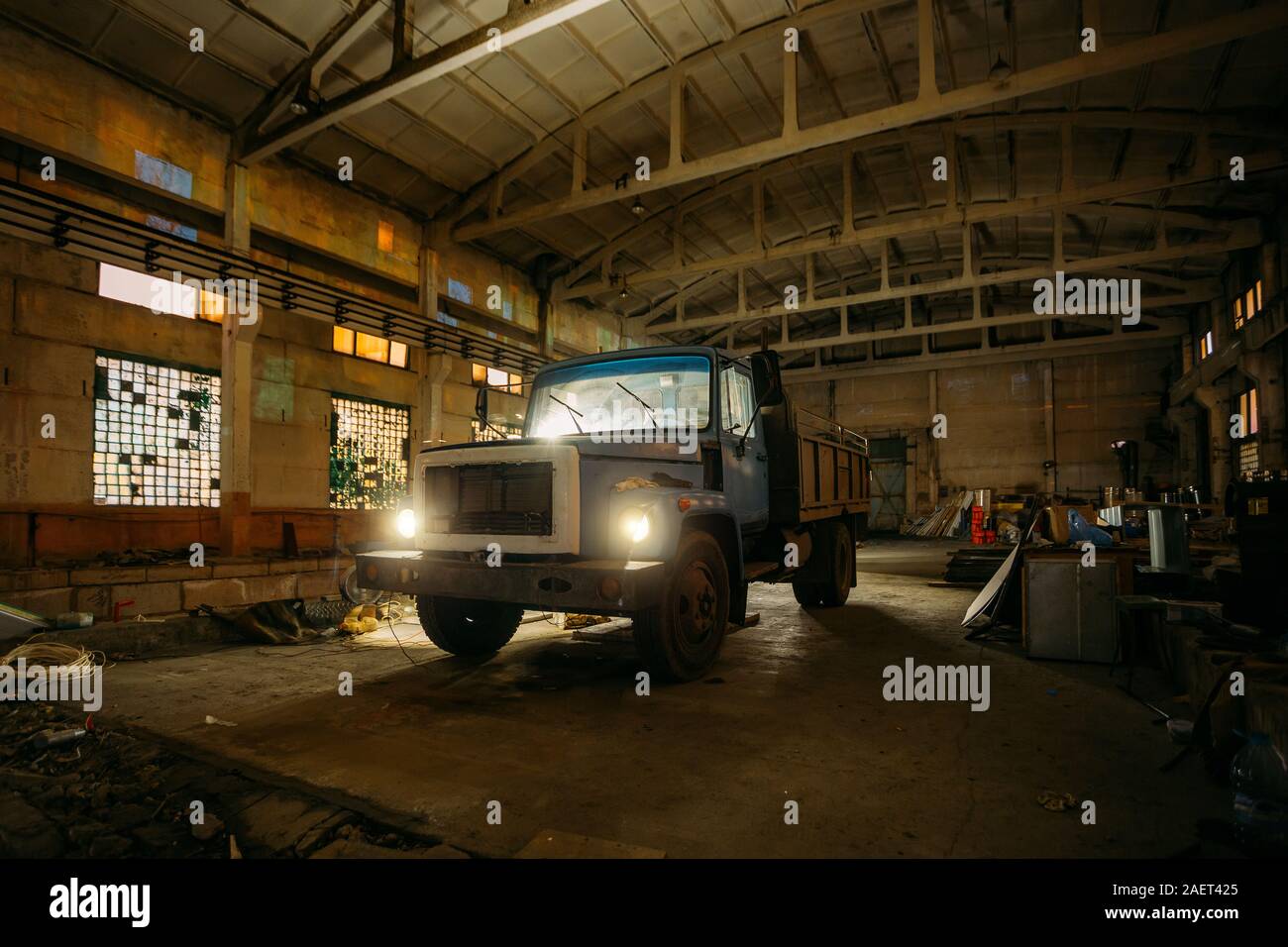 Alten verrosteten Lkw in der verlassenen Fabrik Lager. Stockfoto